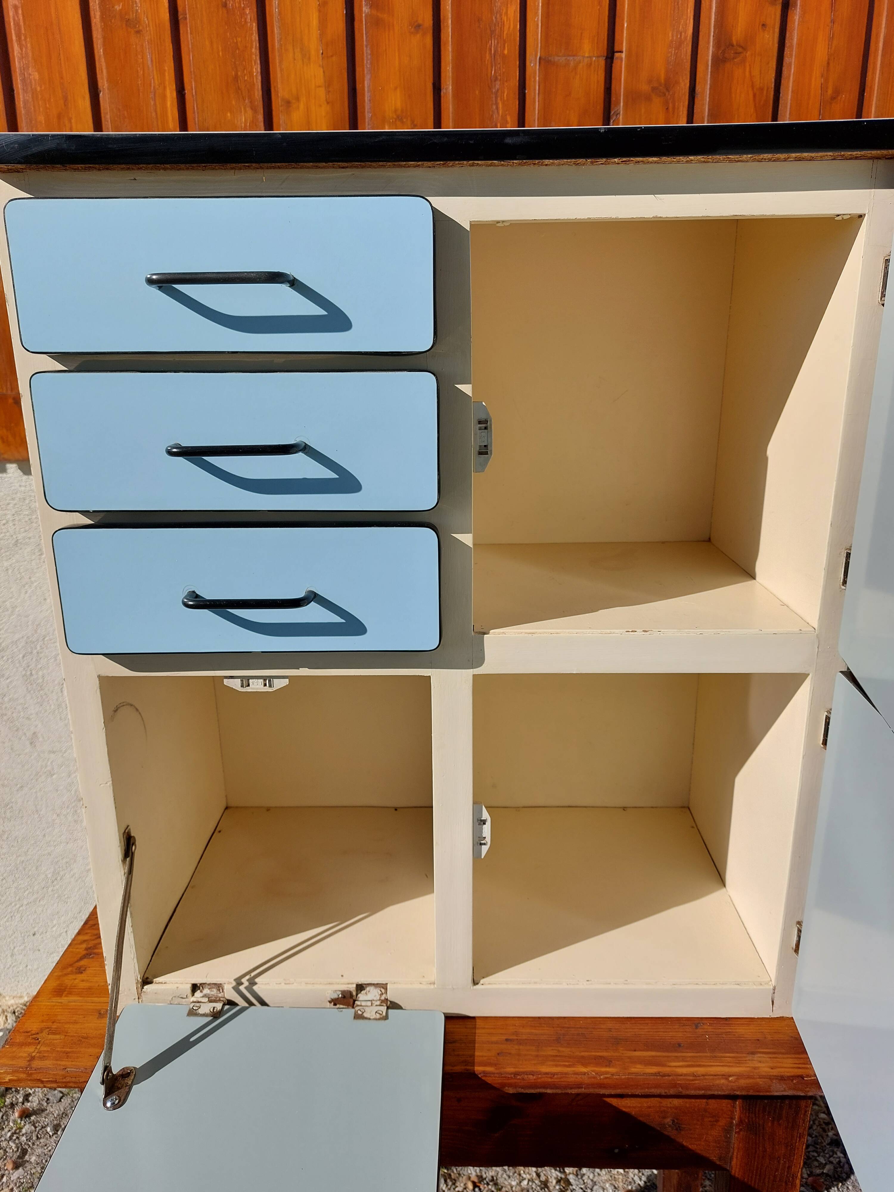 Closet in blue formica