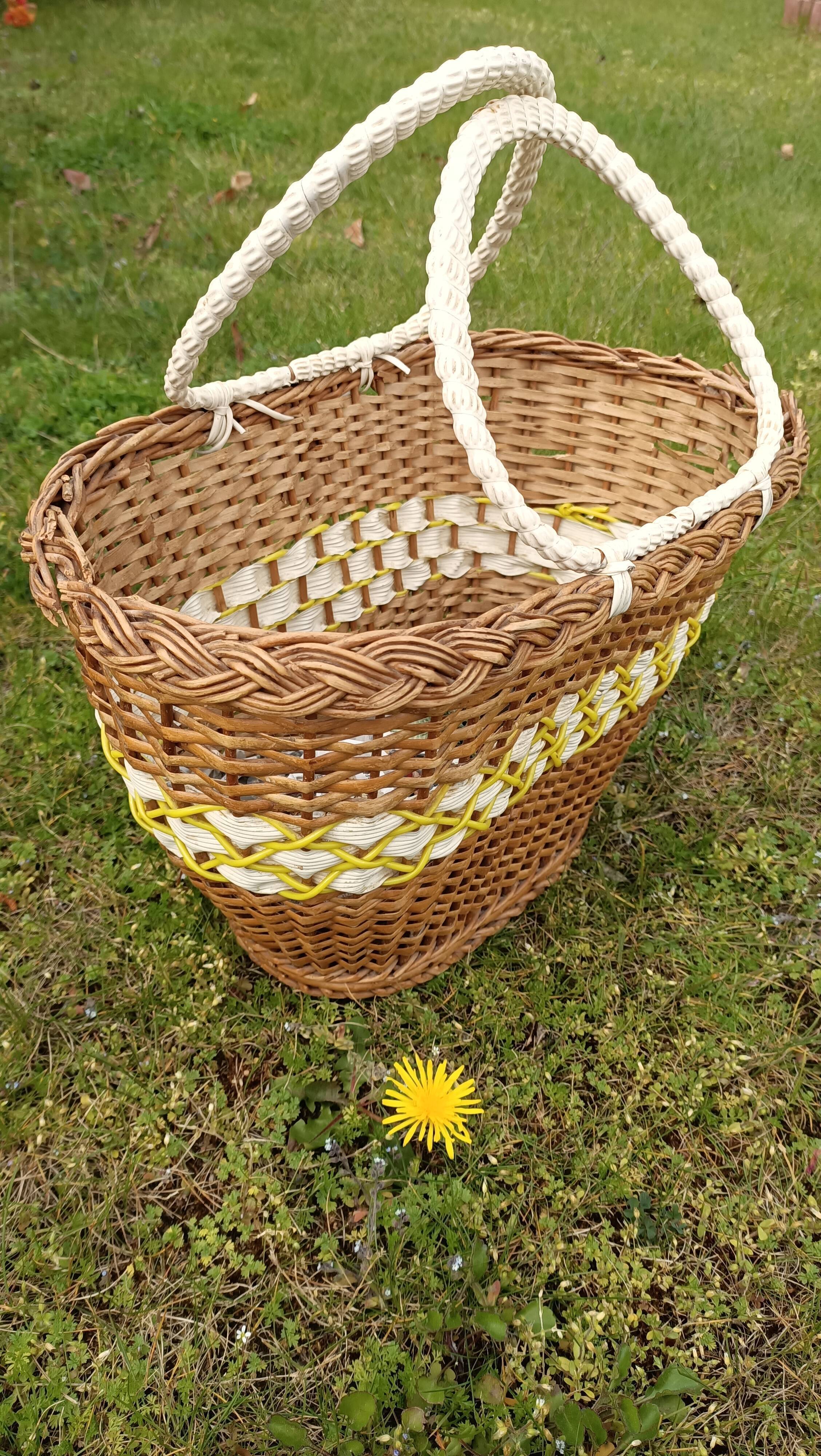 Vintage woven wicker and scoubidou basket