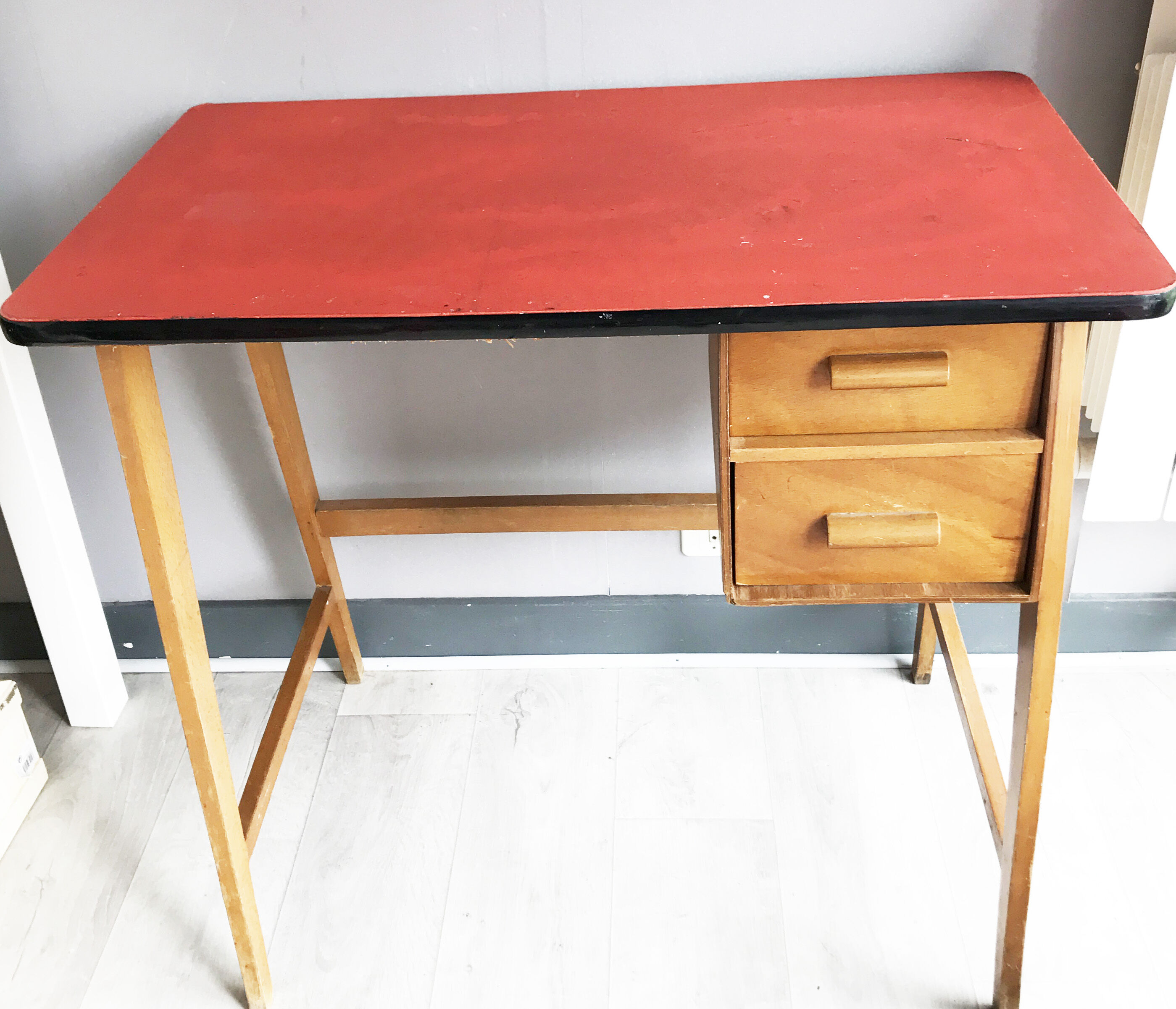 Small desk vintage years 50 feet compass red tray