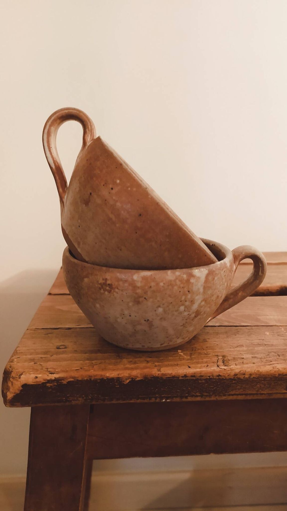 Duo de tasses anciennes en grès