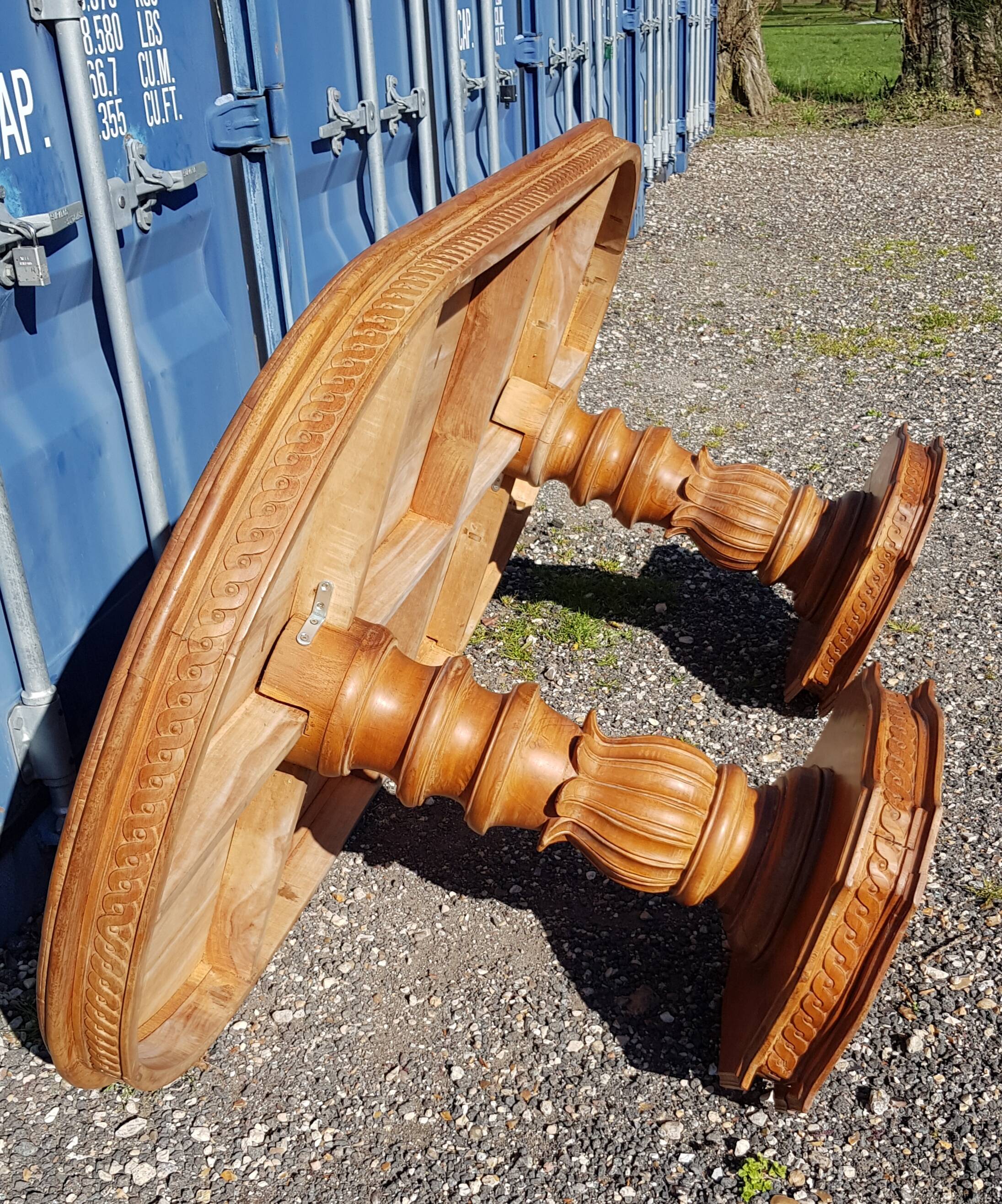 Oval dining table in solid teak