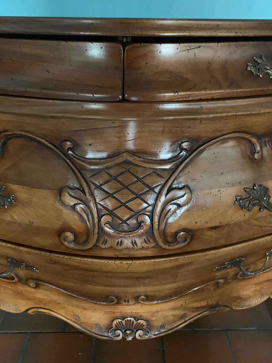 Walnut tomb chest of drawers