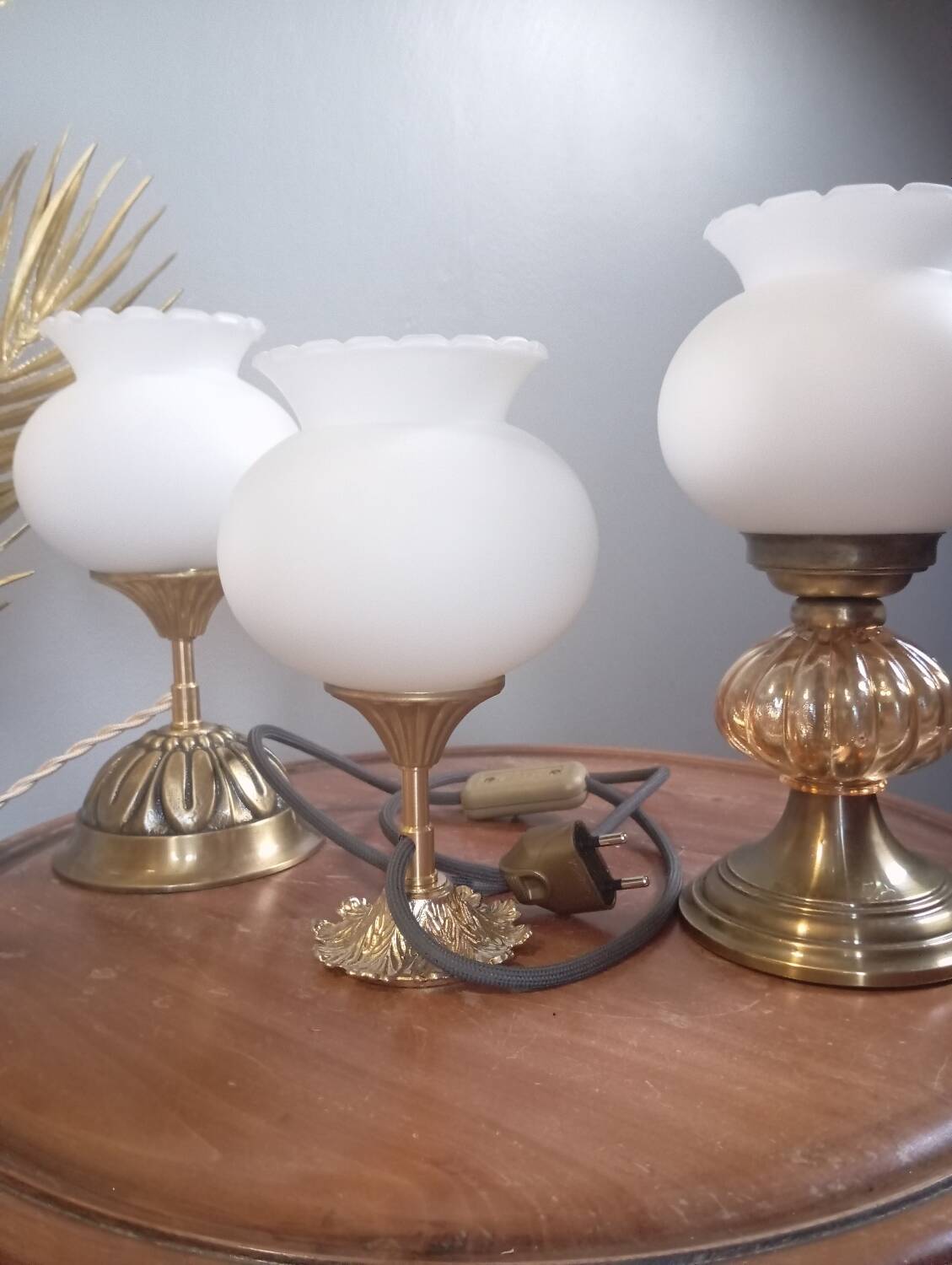 Trio lampes à poser style art deco bronze et opaline blanche