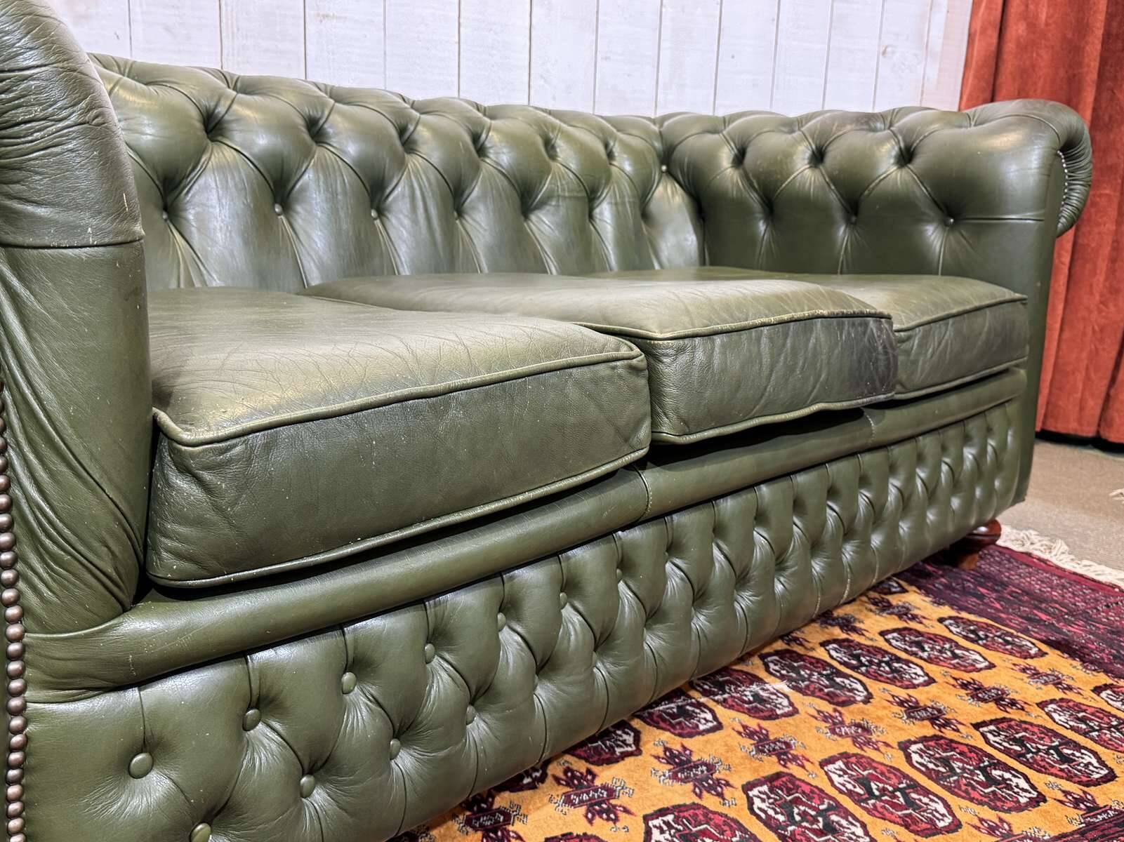 Chesterfield leather 3-seater sofa with mahogany legs - English craftsmanship