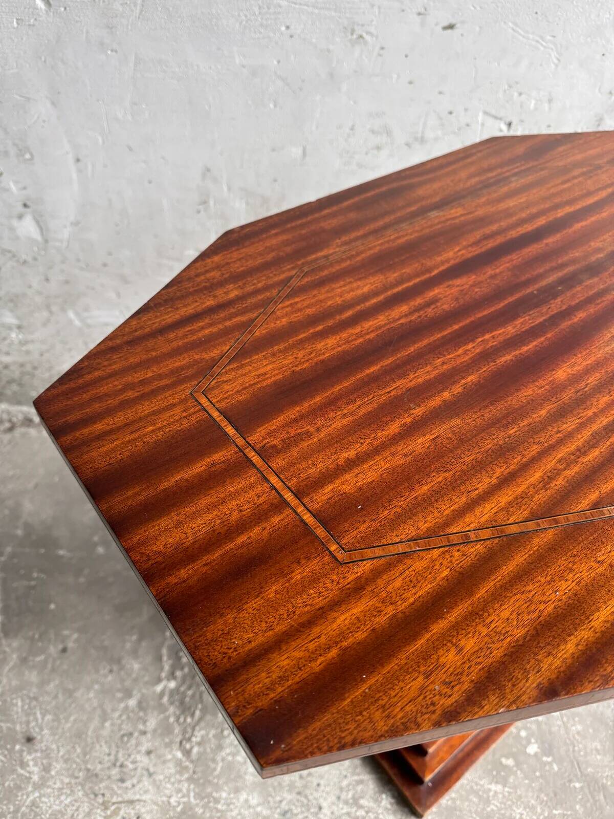 Table d'appoint en bois bourgogne-brun de l'entre-deux-guerres avec base à colonne cannelée, Belgique 1930