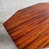 Table d'appoint en bois bourgogne-brun de l'entre-deux-guerres avec base à colonne cannelée, Belgique 1930