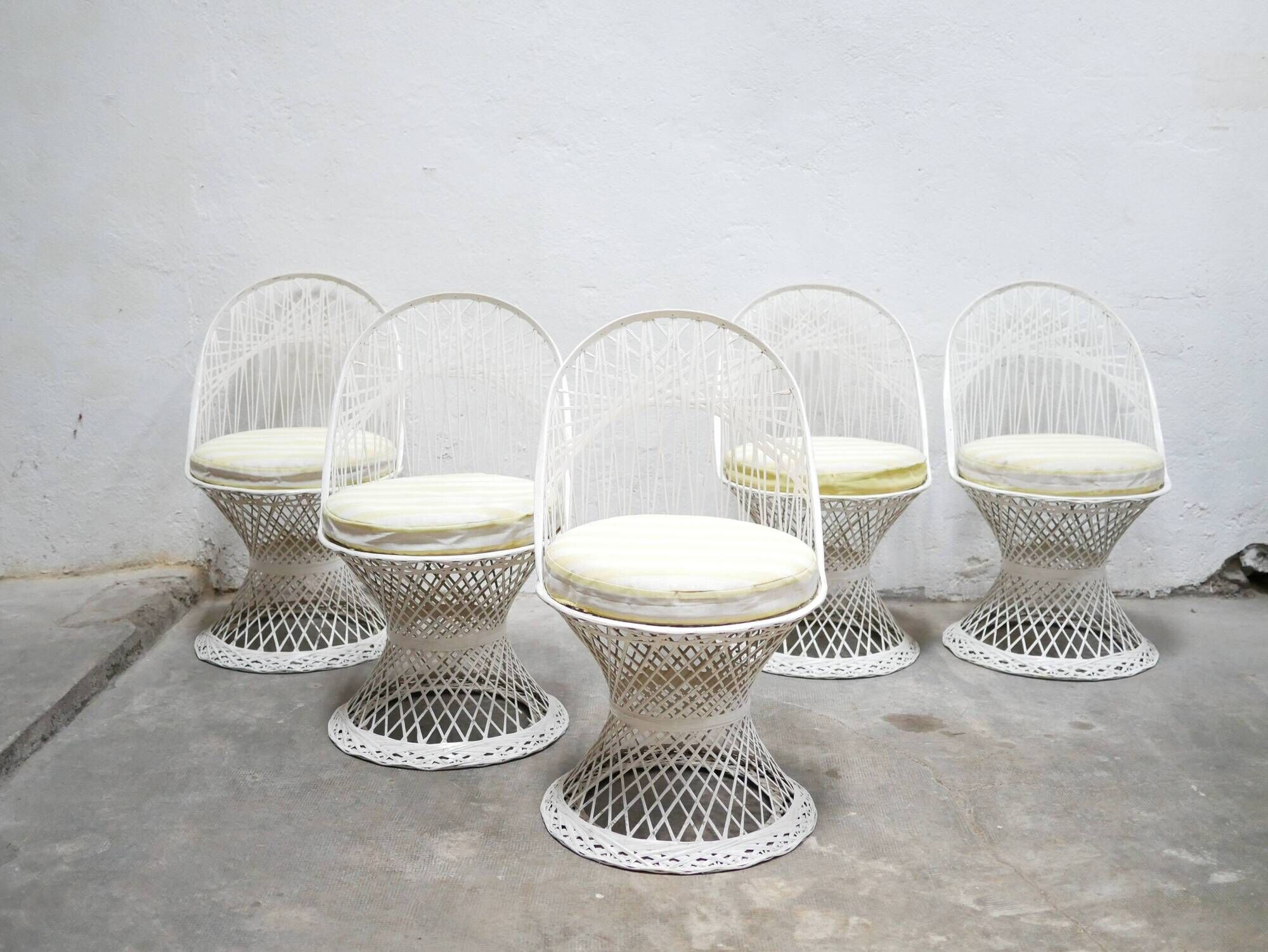 Garden table and 5 vintage fiberglass chairs by Russell Woodard