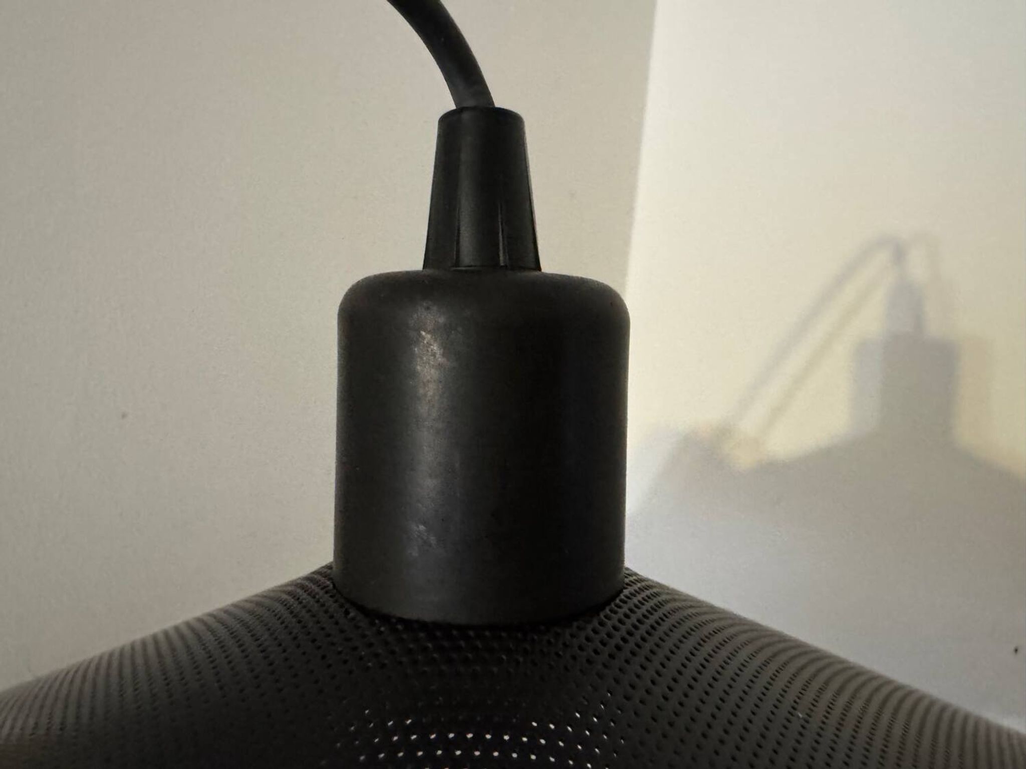 Suspension en métal micro-perforé, années 60