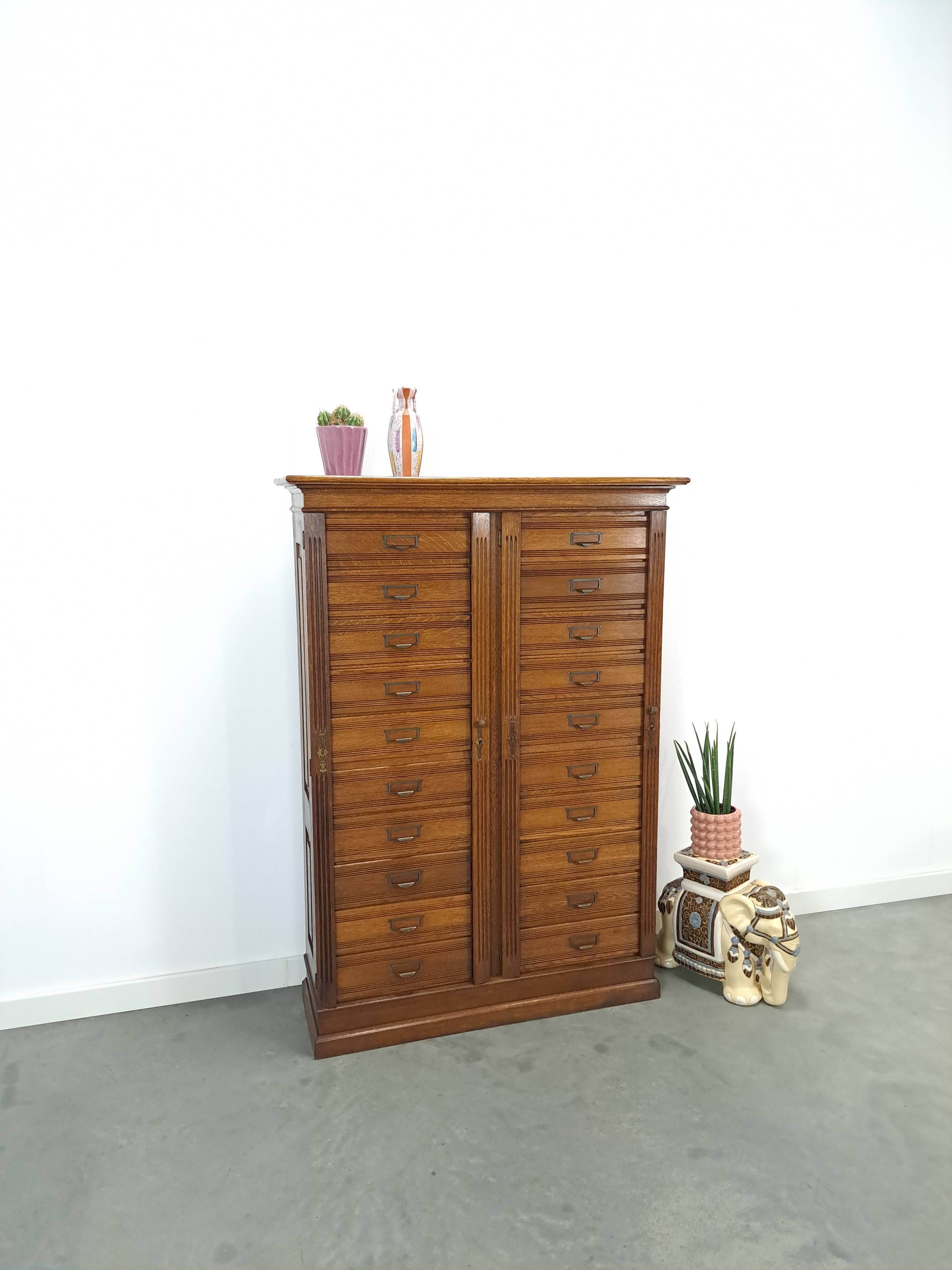 Antieke oude houten archief ladekast