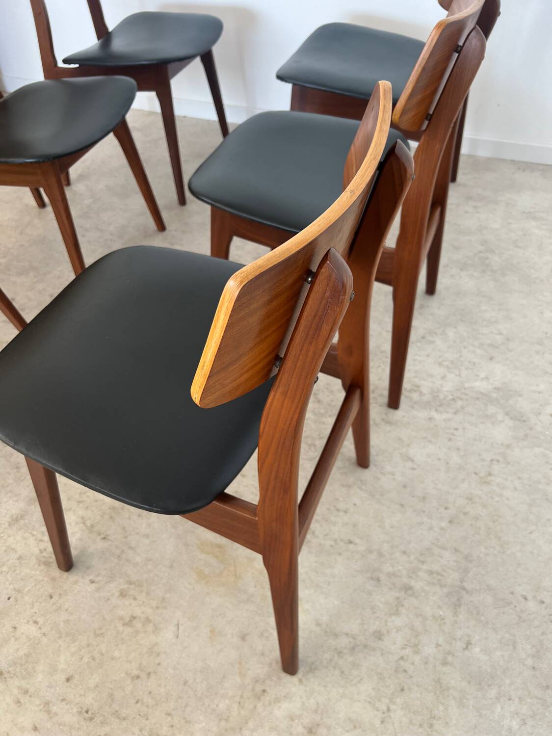 Set of 6 teak and black imitation leather chairs, Scandinavian design from the 70s vintage