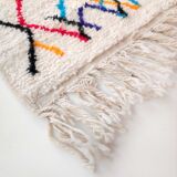 Tapis berbère marocain Azilal écru à motifs colorés 252x150cm
