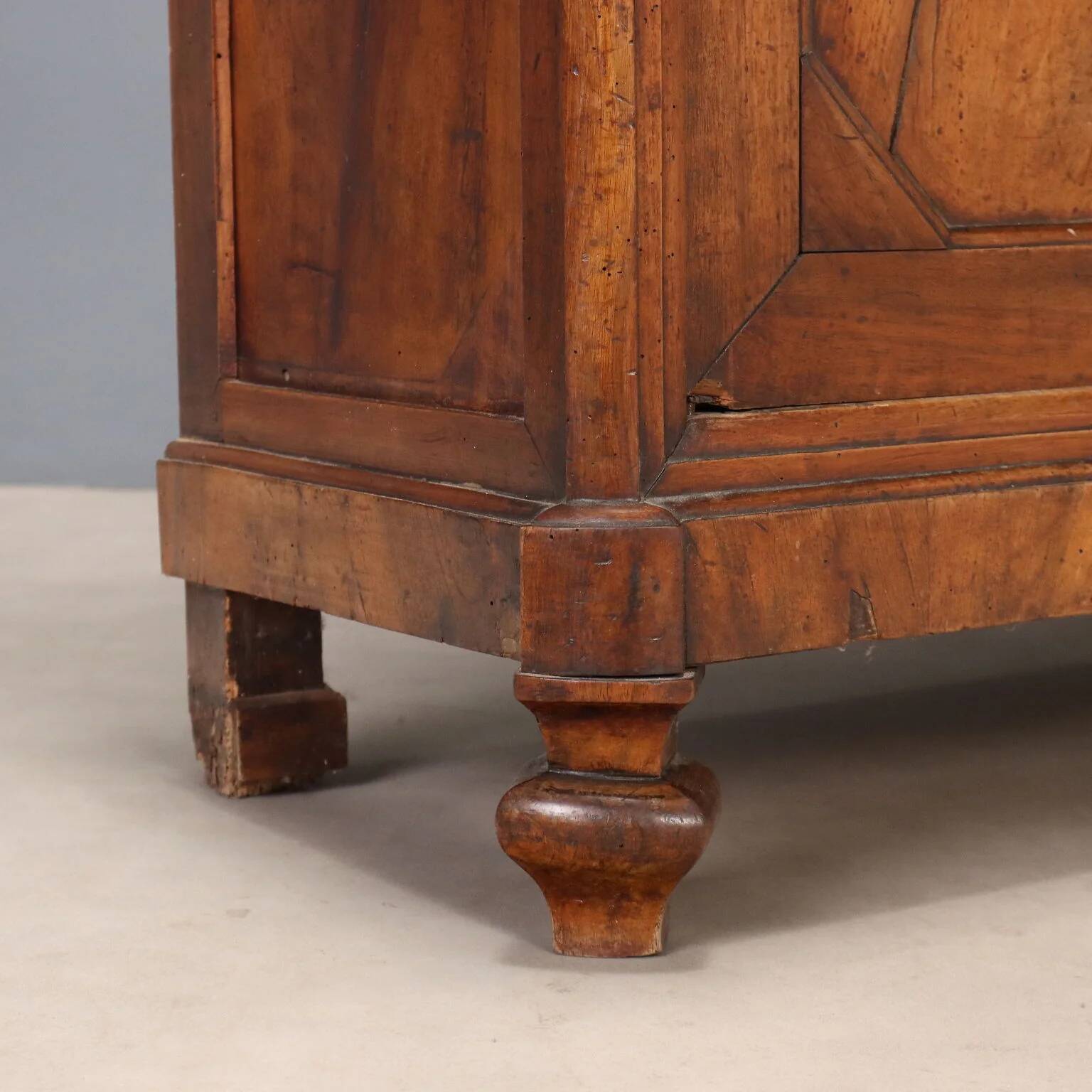Antique Umbertine buffet in walnut, Italy, 19th century