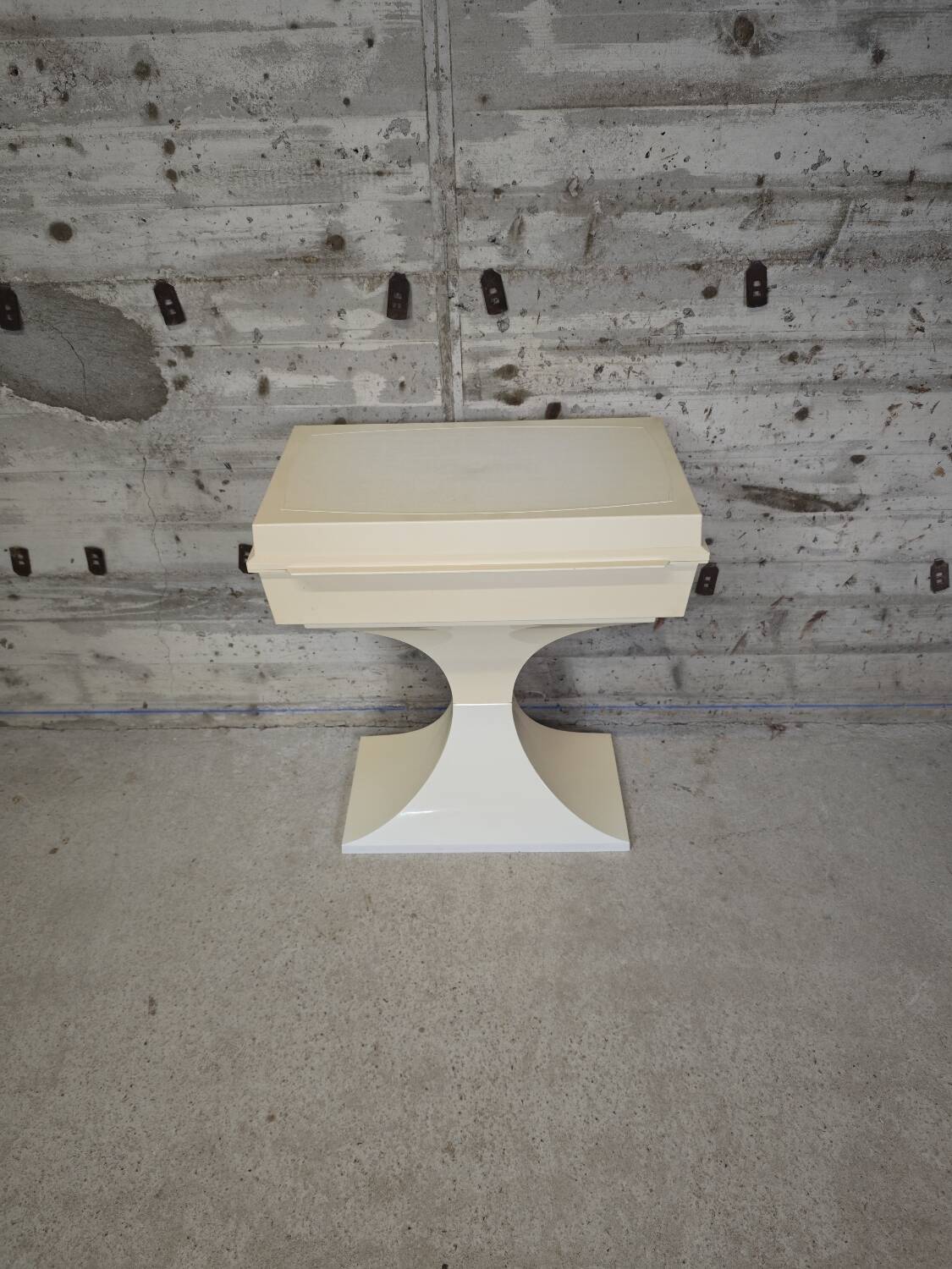 Flair dressing table for Prisunic