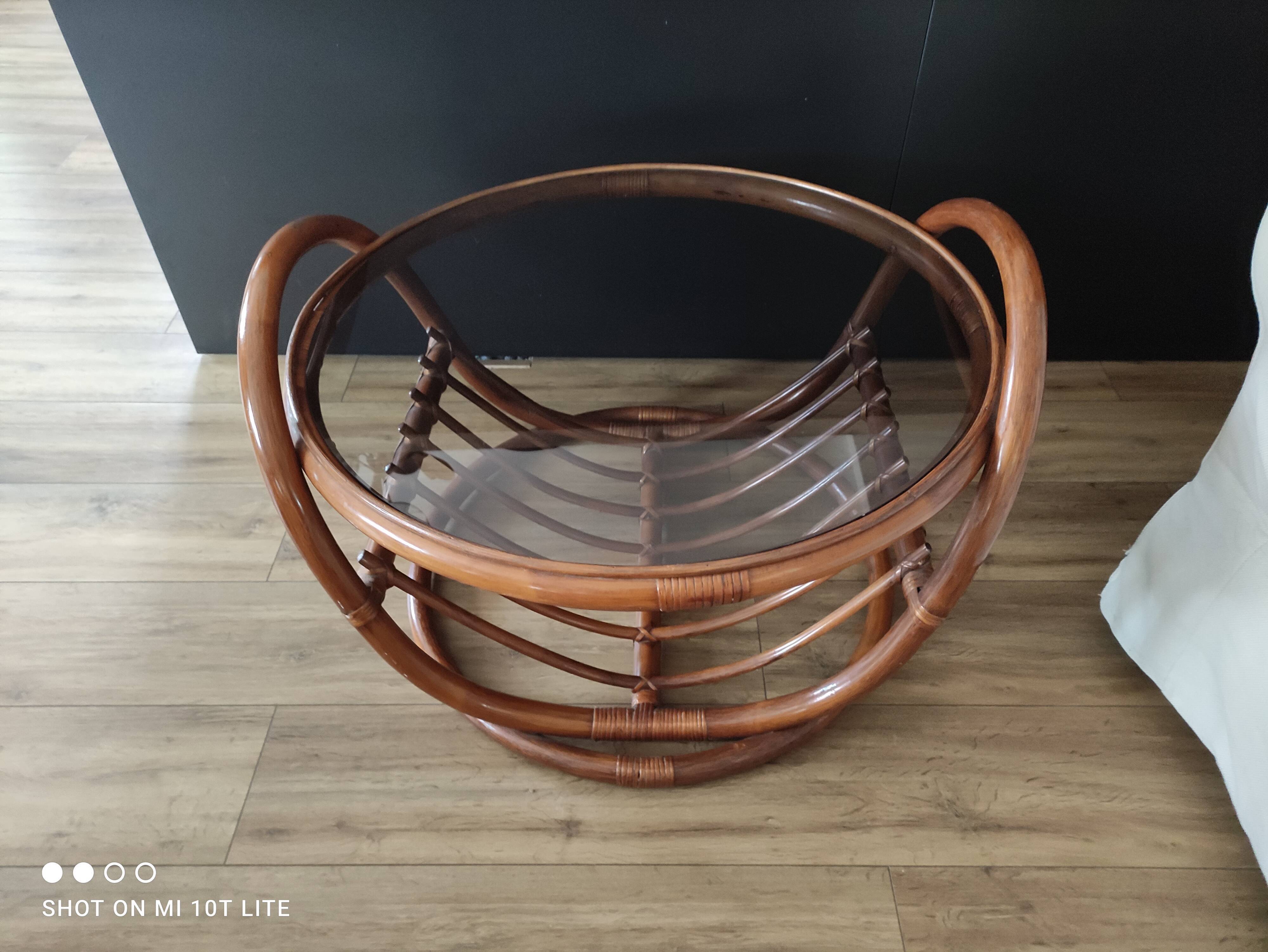Grande table basse ronde vintage en rotin et verre fumé