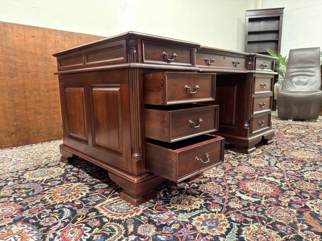 Bureau Chesterfield classique anglais