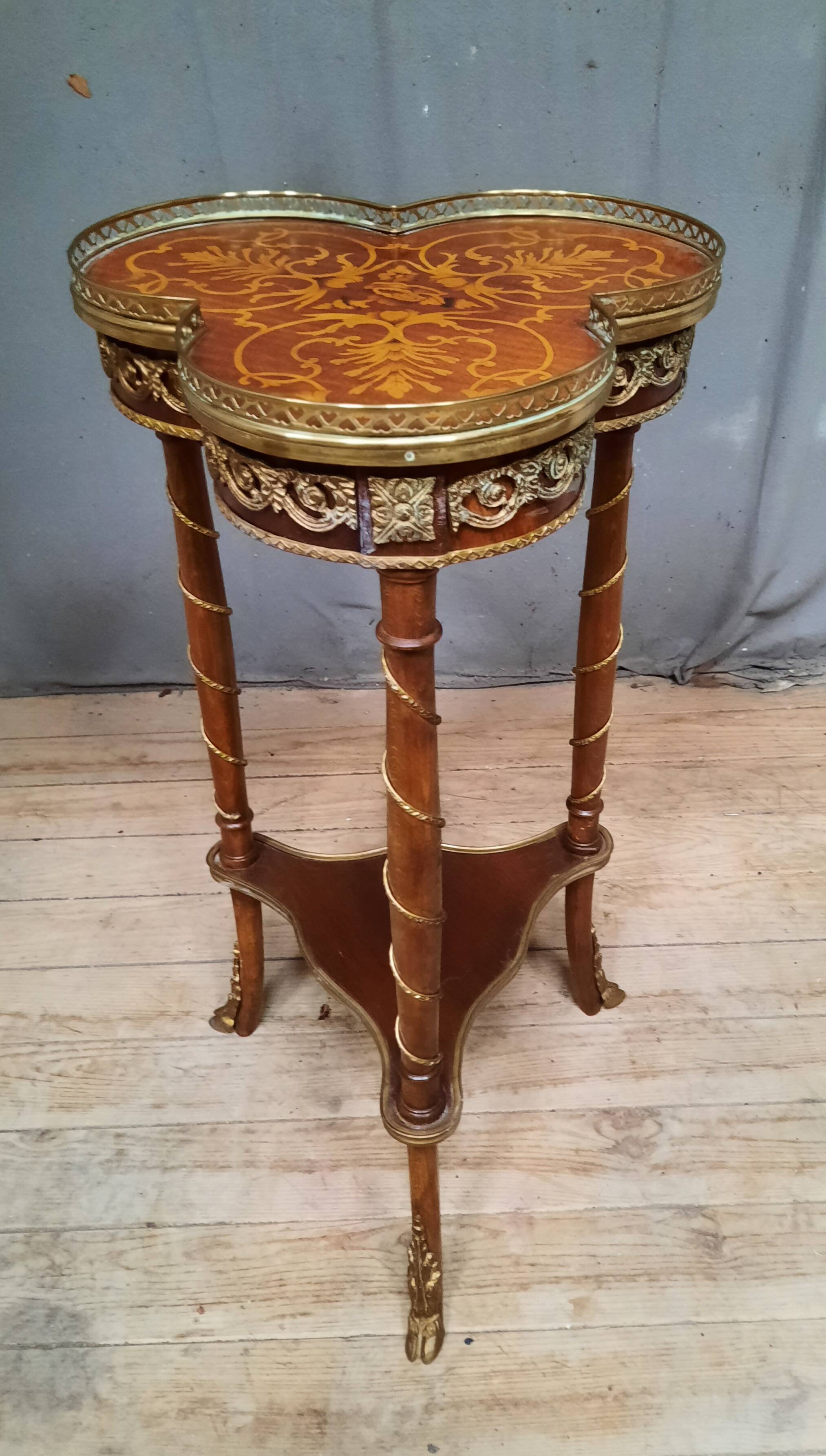 Trilobee marquetry table
