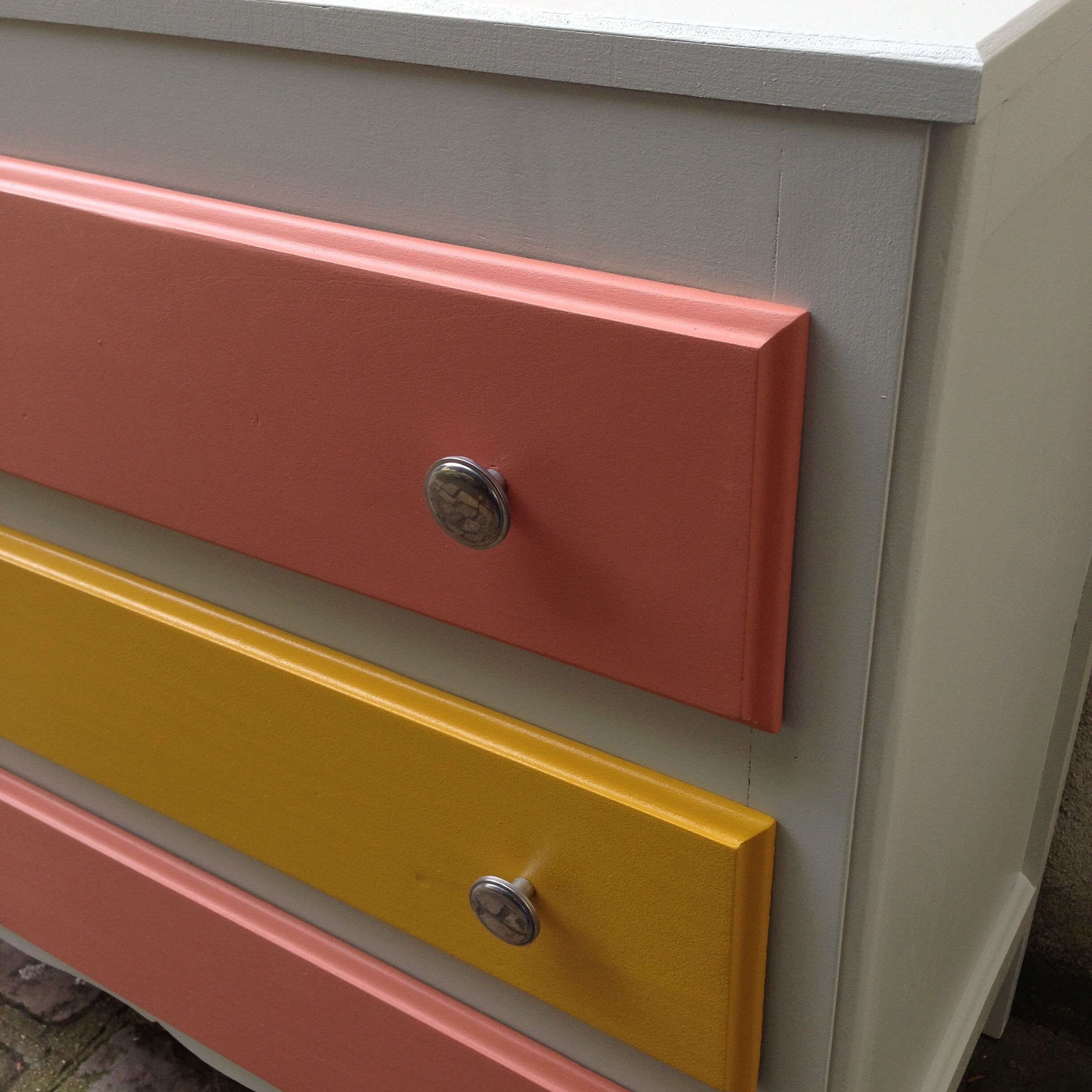 Tricolour dresser