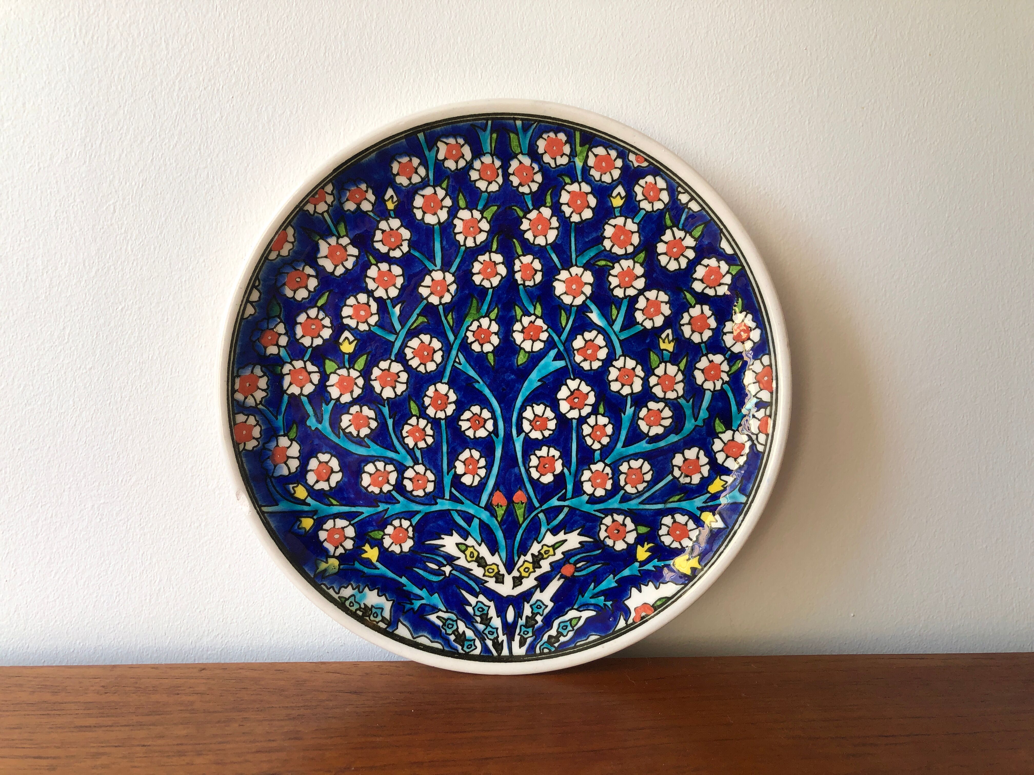 Kutahya collector's plate with Iznik Ottoman motifs