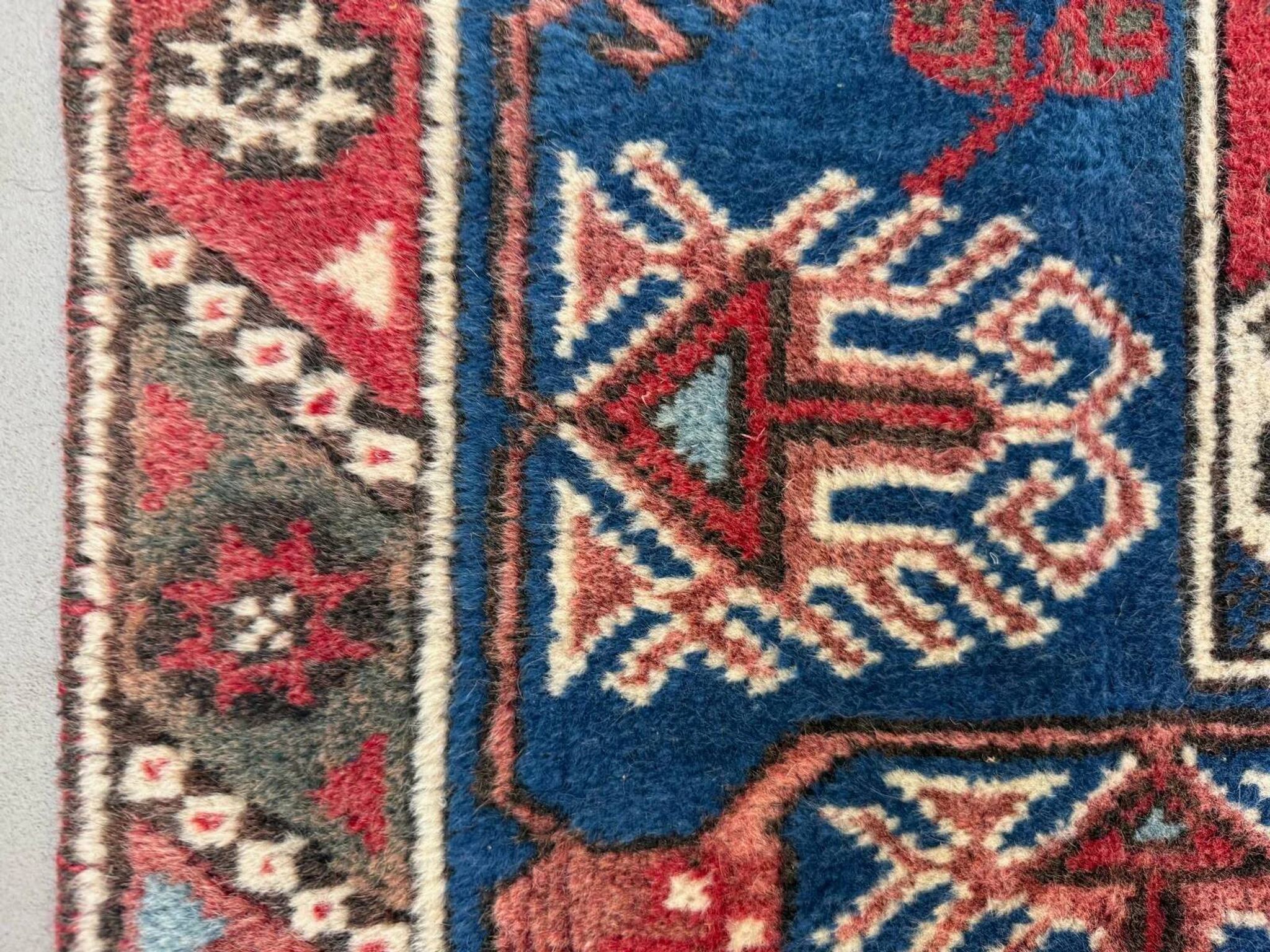 Turkish tribal rug natural dyes 200x120 cm vintage Turkish carpet 2521