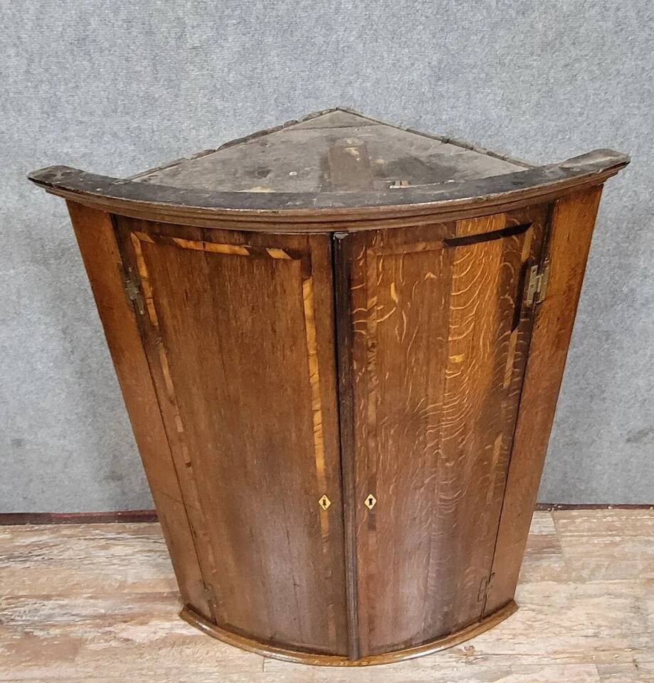 Corner cabinet to hang from the 18th century in oak and marquetry around 1780.