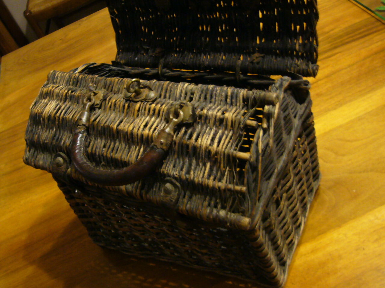 Napoleon III old wicker basket