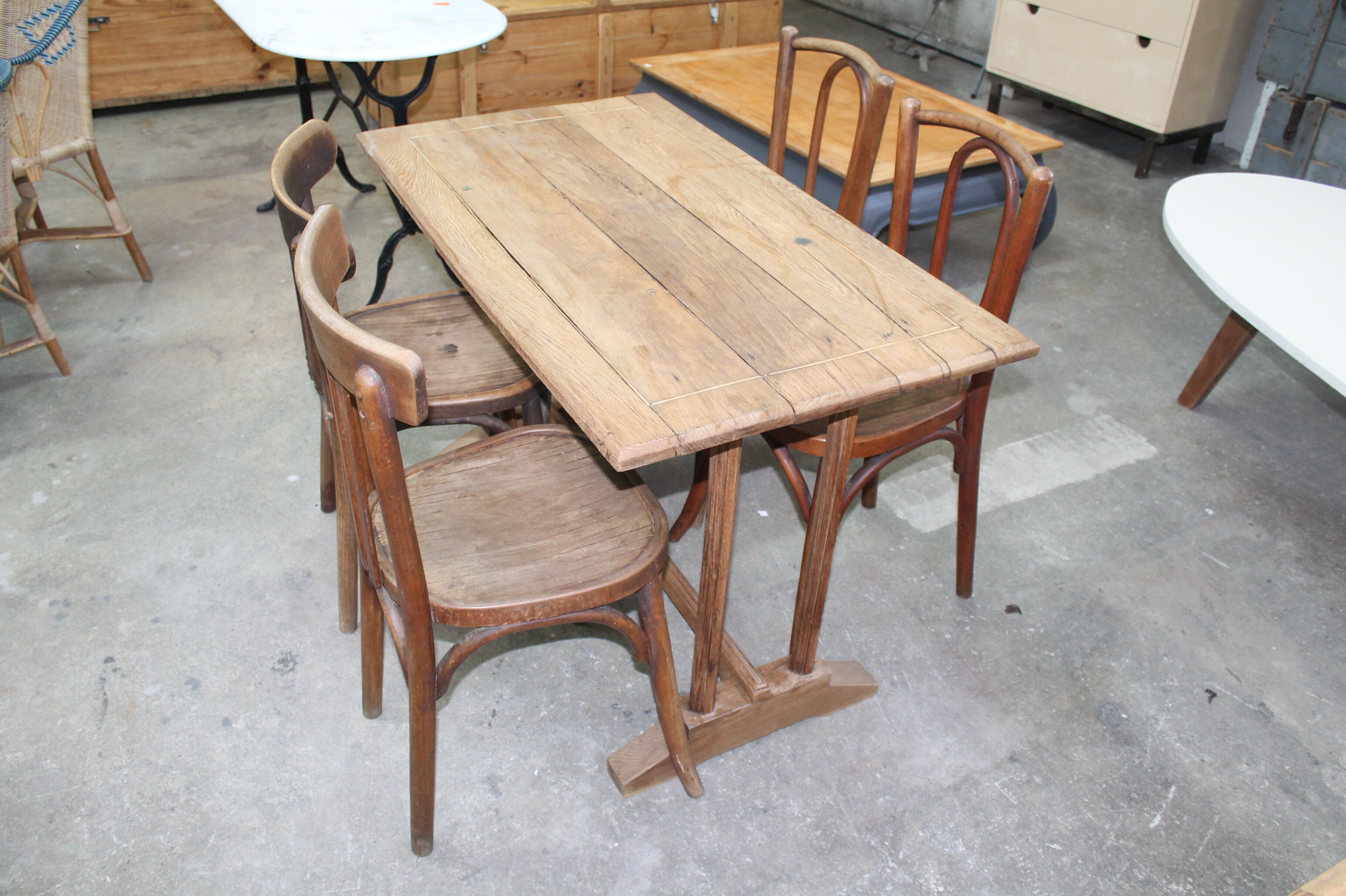 Ensemble d'une table et 4 chaises de bistrot