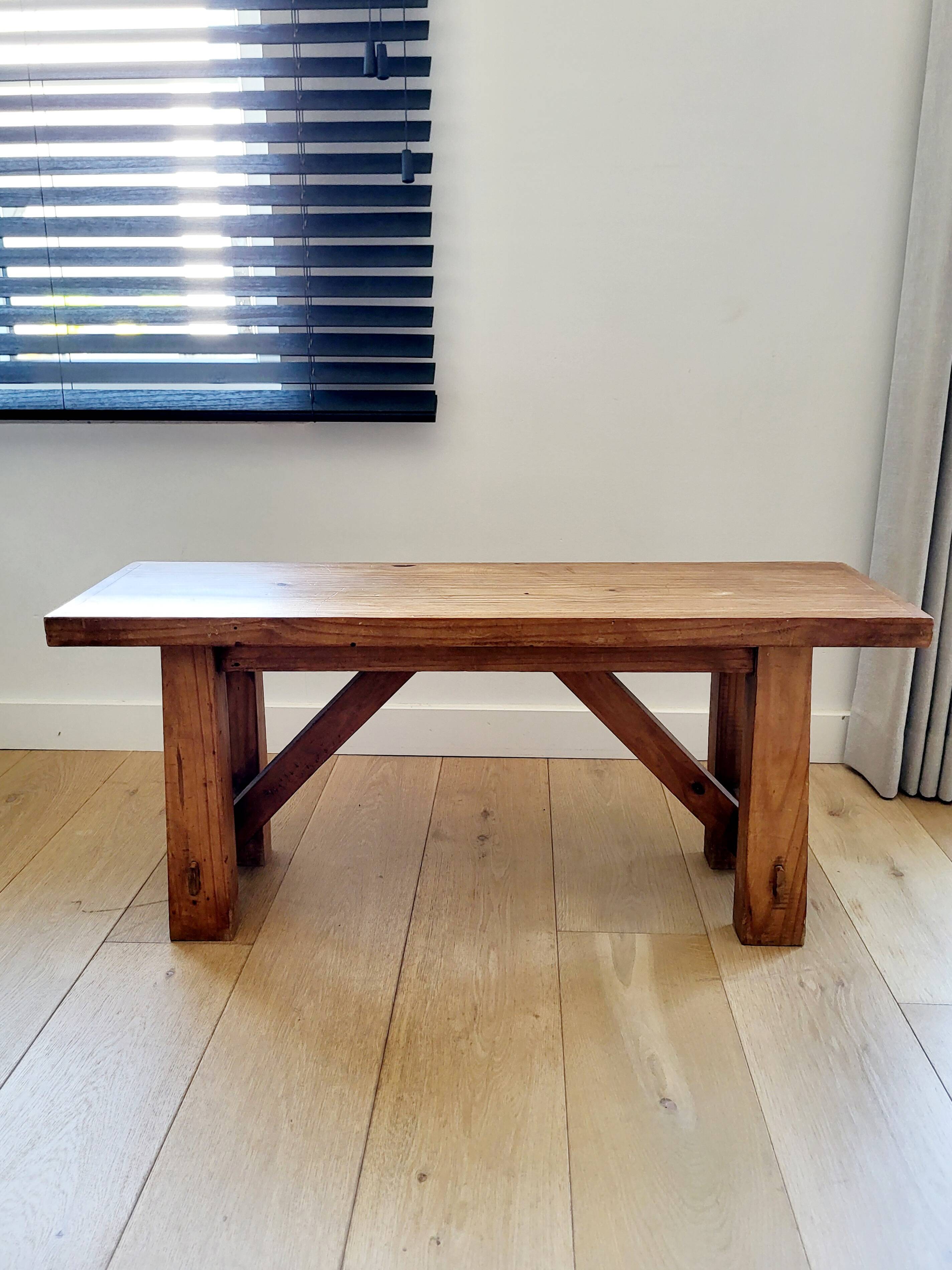 Banc vintage en bois, fabriqué artisanalement, style rustique