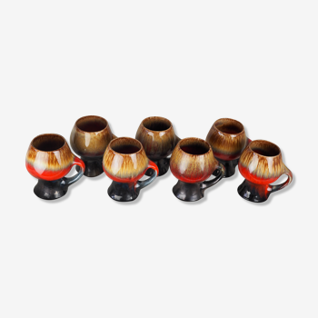 Sept mugs à forme libre volcaniques brun, noir et rouge - Vallauris, Fat lave - 60s / 70s