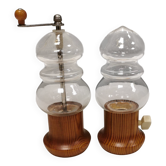 Un ensemble très rare de moulins à sel et à poivre en verre soufflé à la bouche et en bois de pin Suède années 1970