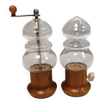 Un ensemble très rare de moulins à sel et à poivre en verre soufflé à la bouche et en bois de pin Suède années 1970