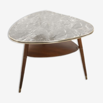 Table vintage en placage avec plateau en formica aspect laiton et marbre