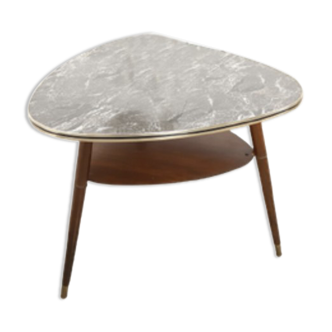 Table vintage en placage avec plateau en formica aspect laiton et marbre
