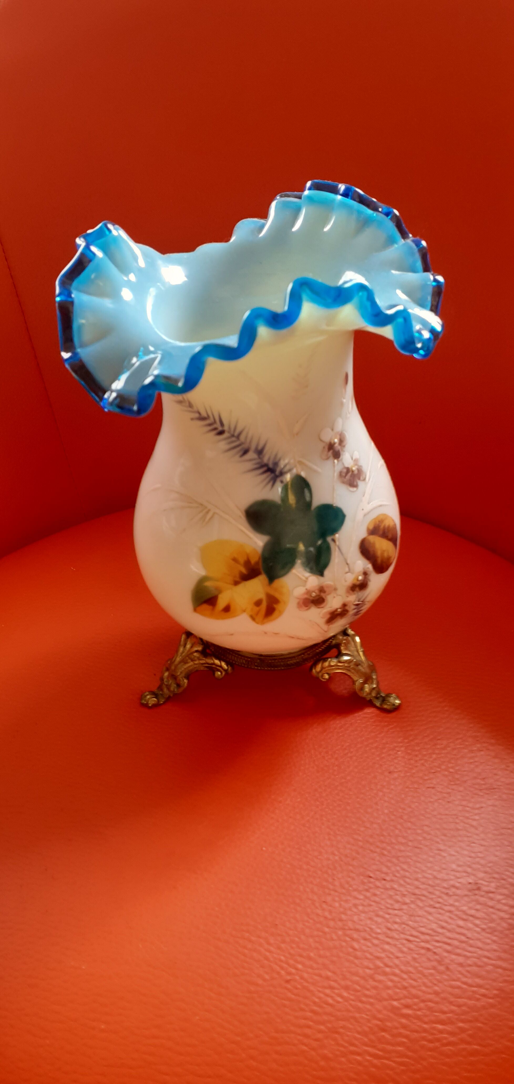 Vase en opaline émaillée, pieds bronze début xxe