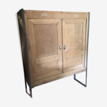 Armoire fin 19 eme montée sur armature piétement métal