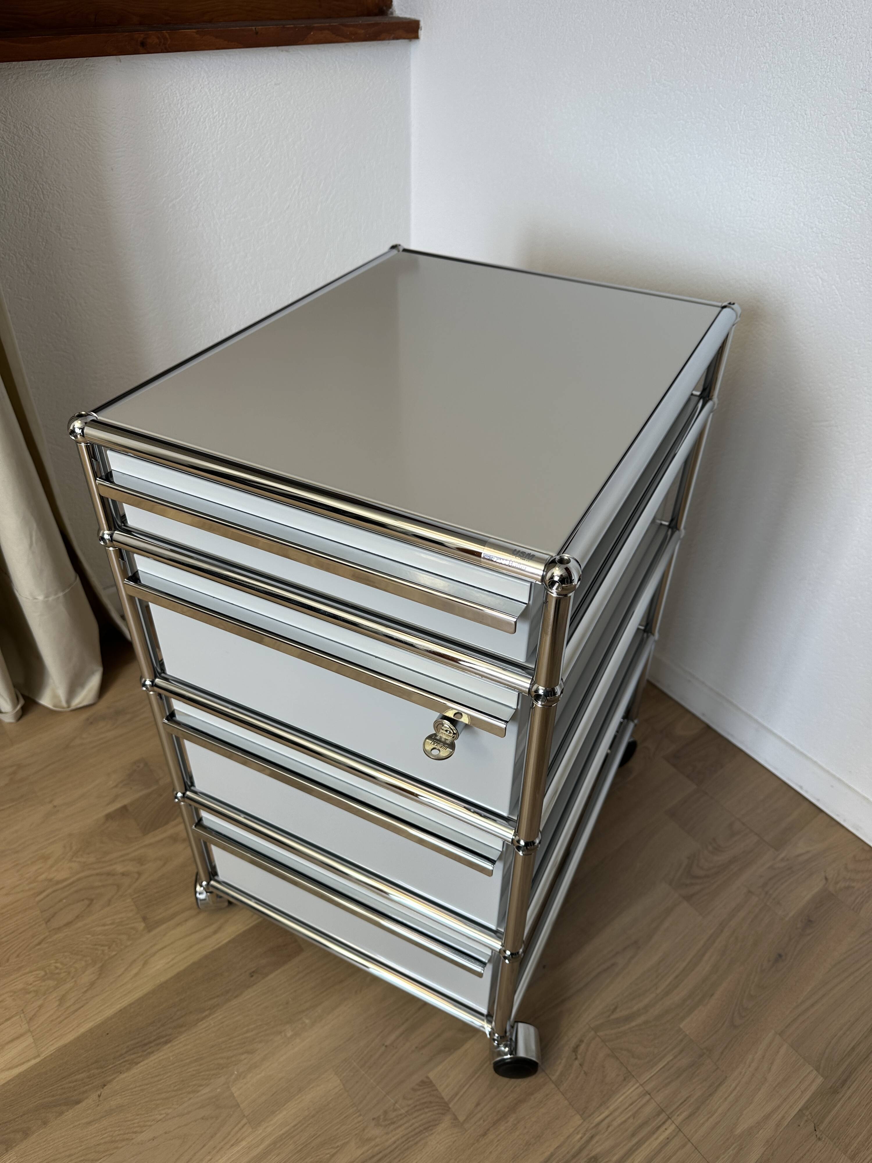 USM Haller wheeled caisson in light grey