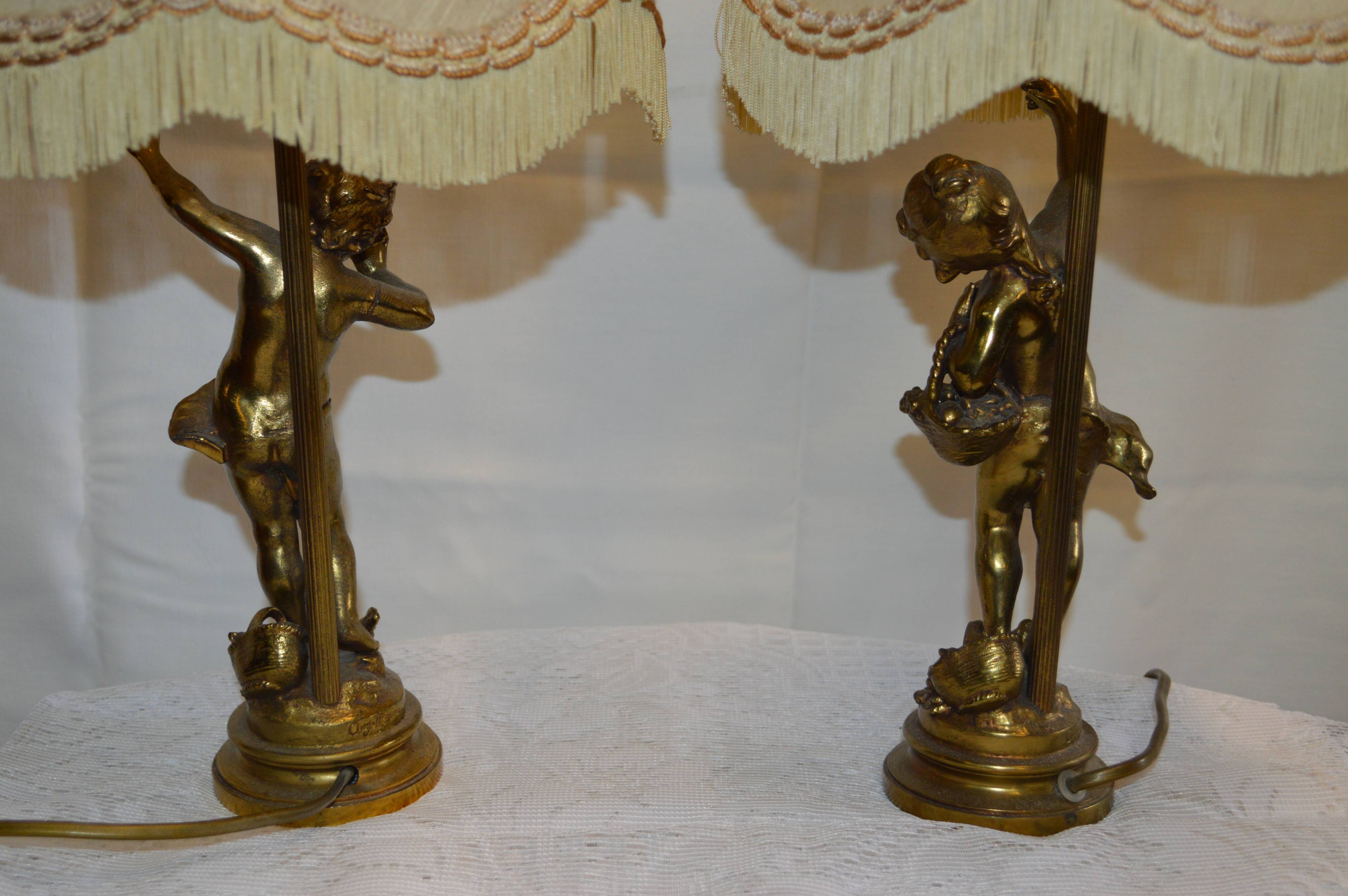 Table lamps with love in golden regulation