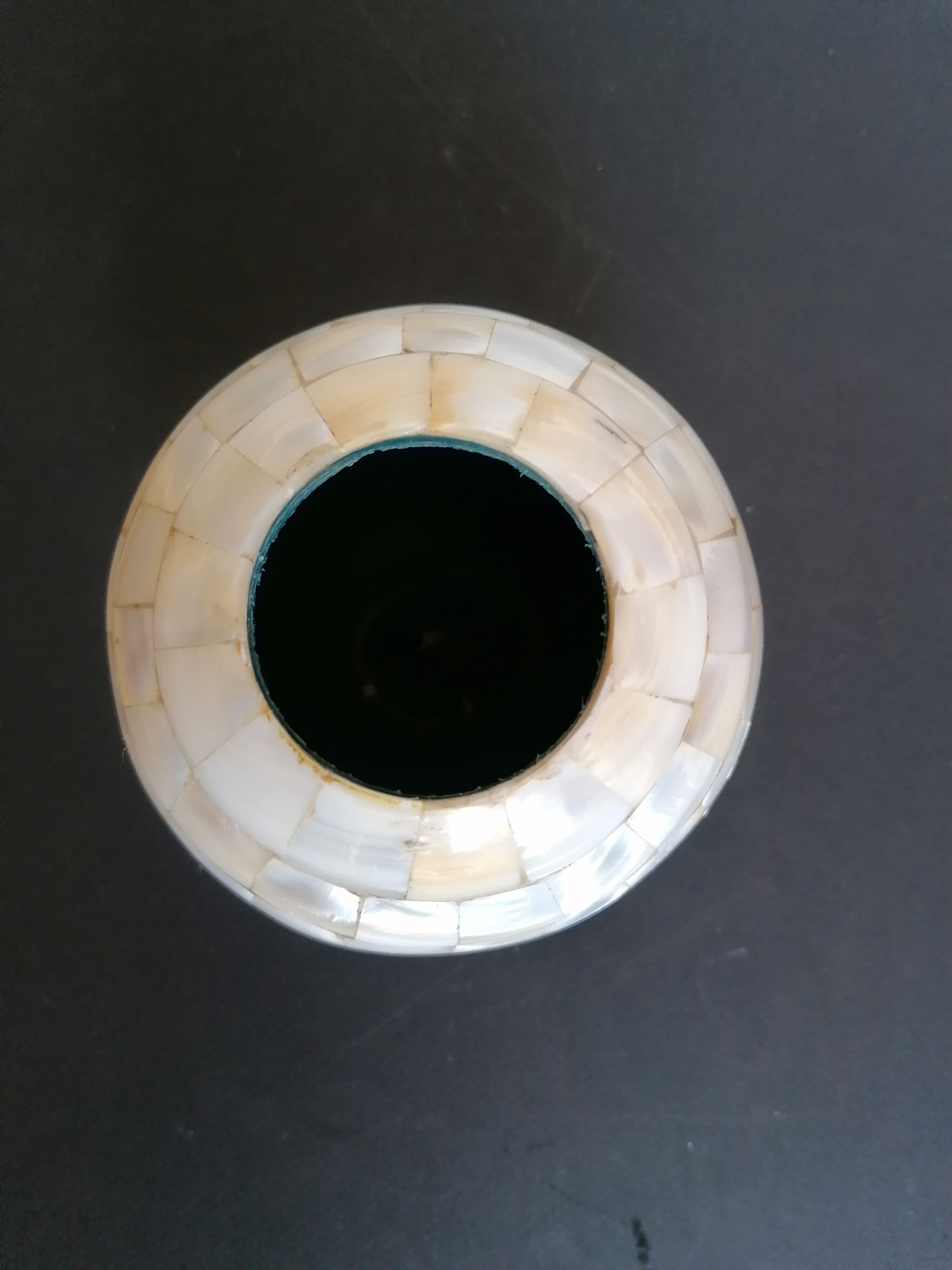 Ball vase in real mother-of-pearl