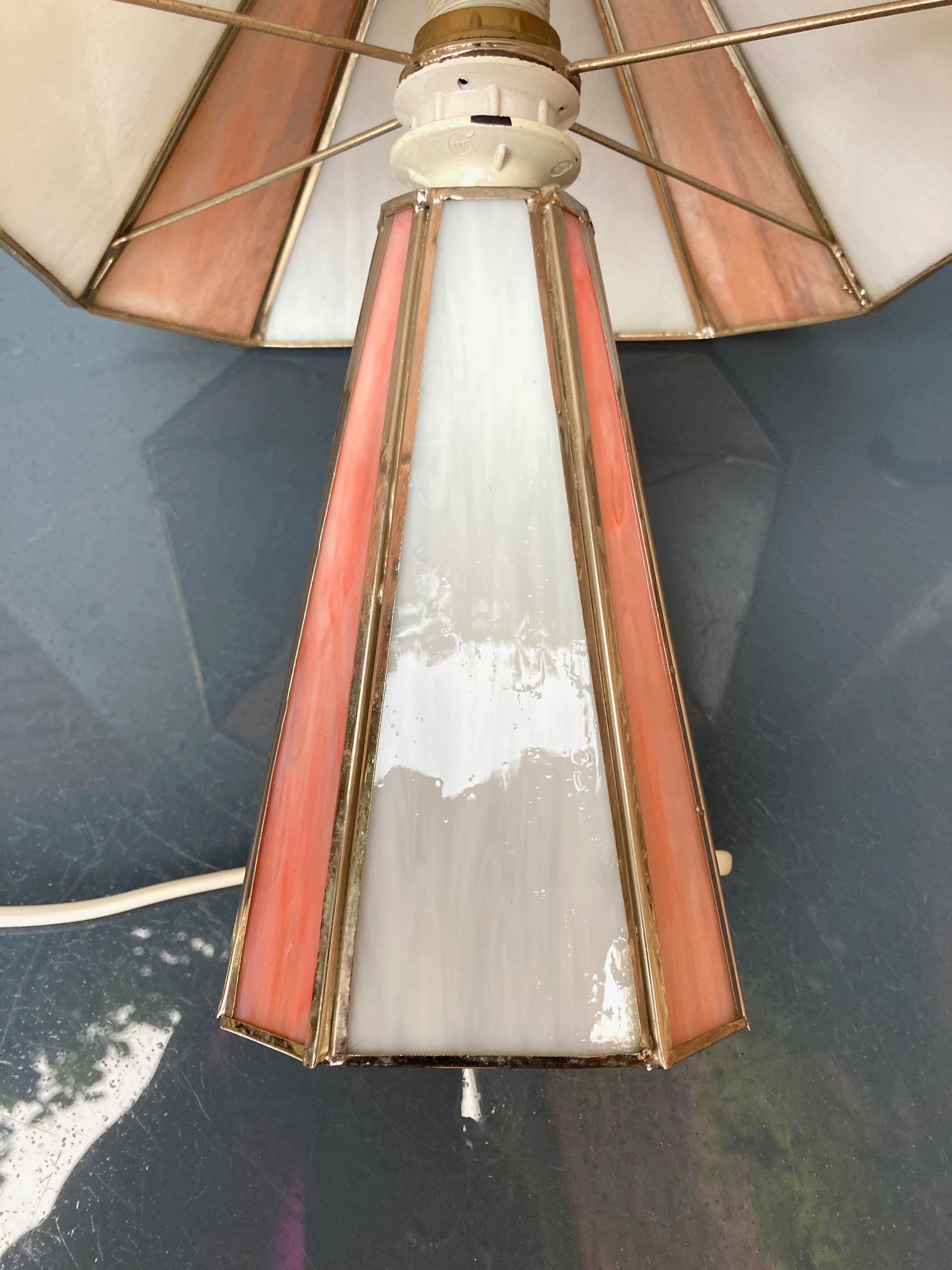 Table lamp in opalescent and partitioned glass paste