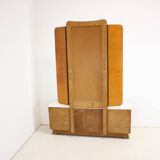 Buffet surmonté d'un miroir triptyque par Jindřich Halabala, Tchécoslovaquie, 1950