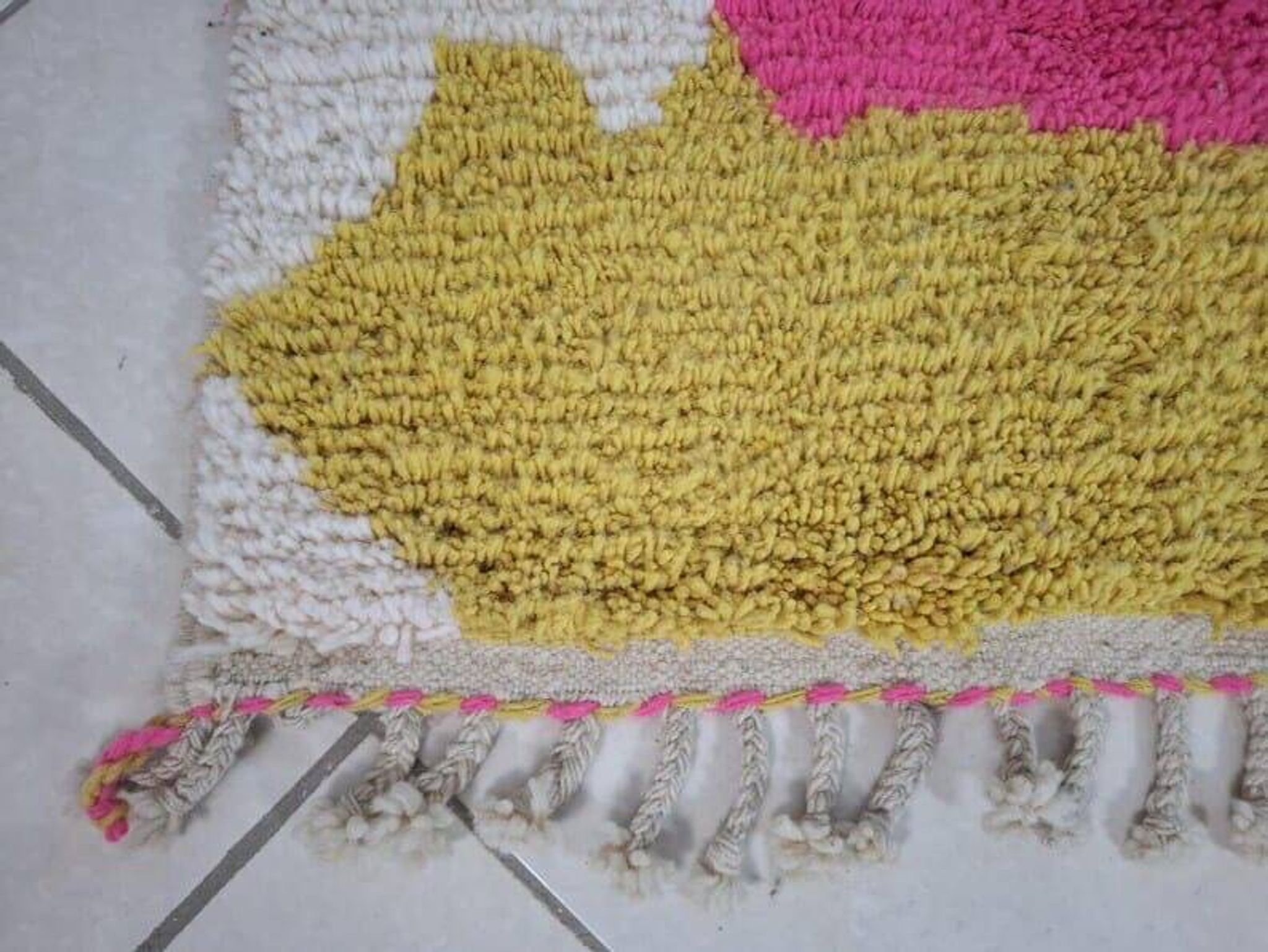 Handmade traditional Beni Ourain Berber rug, size 150 x 250 cm.