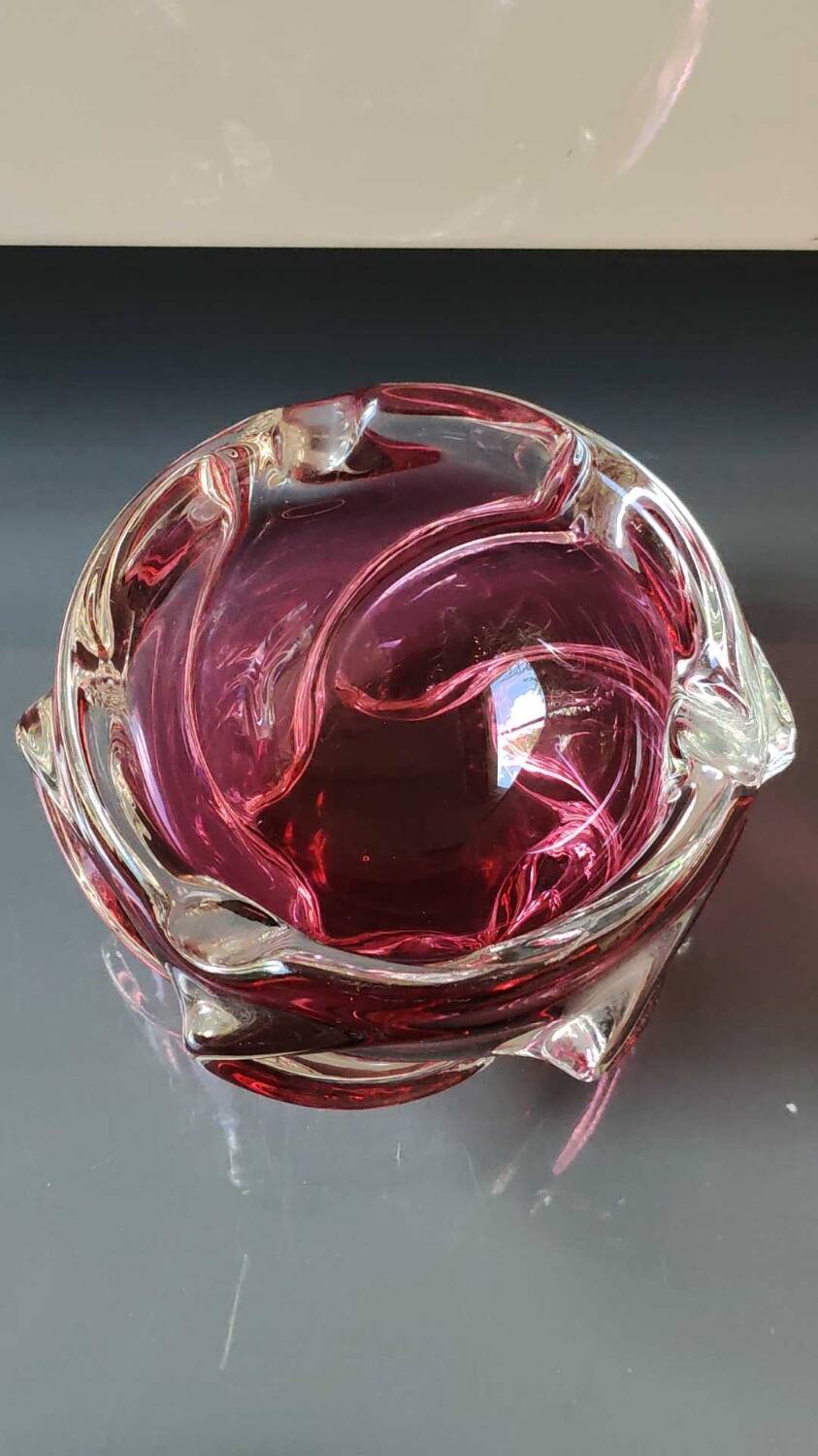Ashtray/empty pocket, in blown Art glass, Murano/Italy. Organic floral shape. Pink tones