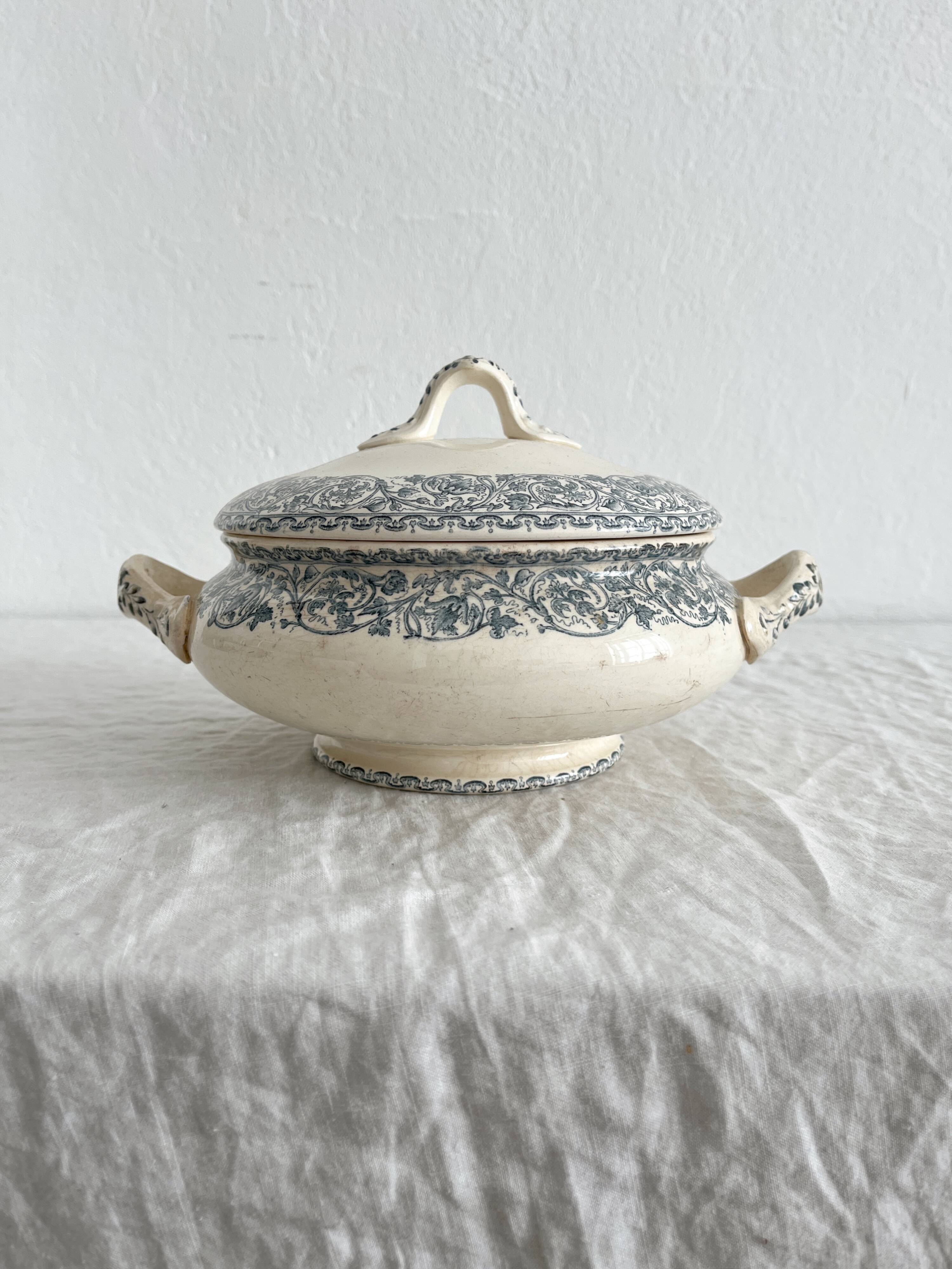 Small ironstone tureen "Renaissance" Creil and Montereau