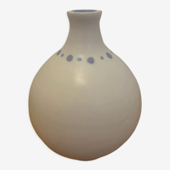 White round ceramic with weight