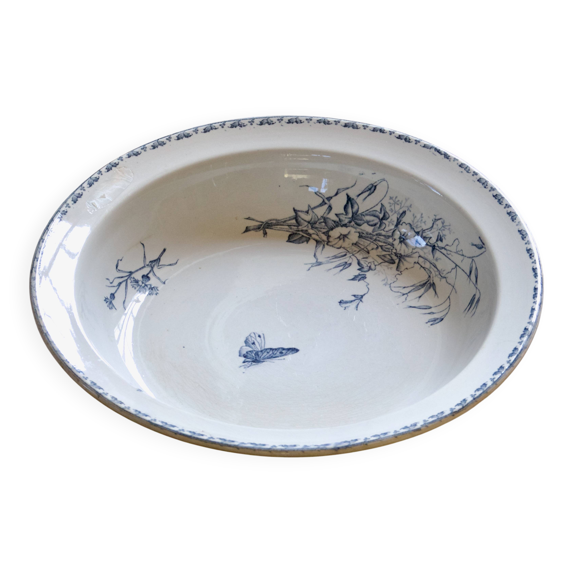 Plat creux en terre de fer Sarreguemines "Carmen", XIXe s.