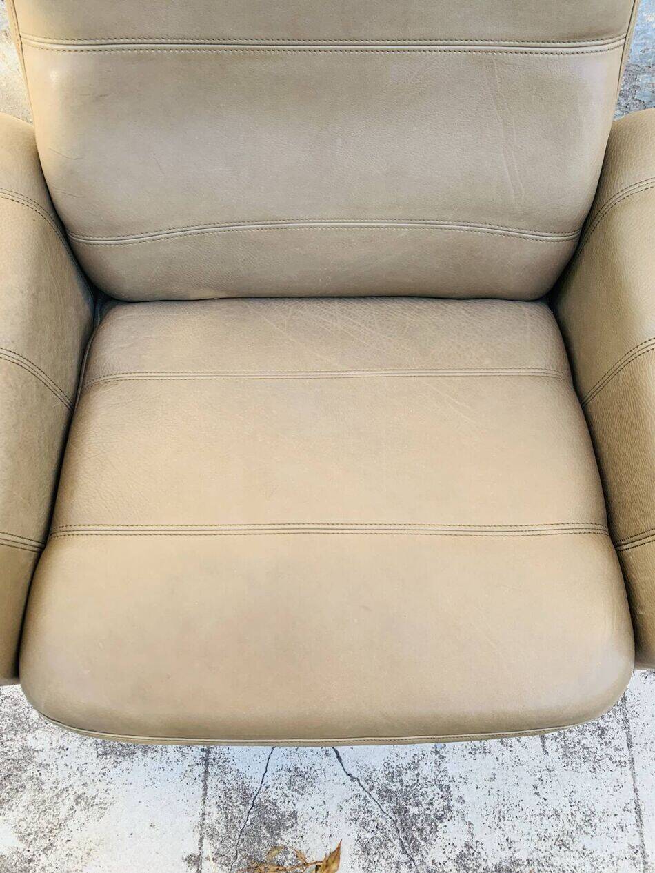 Vintage De Sede leather swivel chair, tulip base.