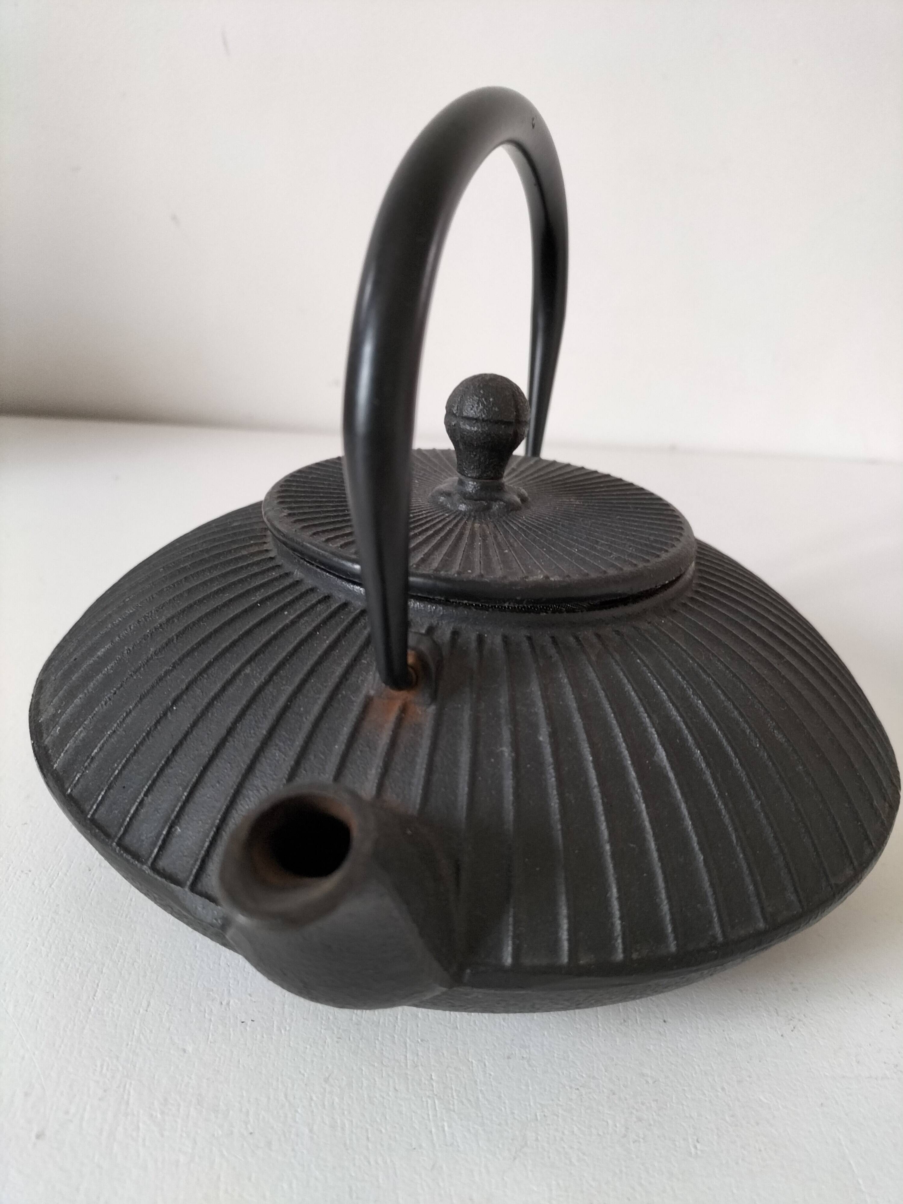 Black grooved cast iron teapot – Japanese Zen style