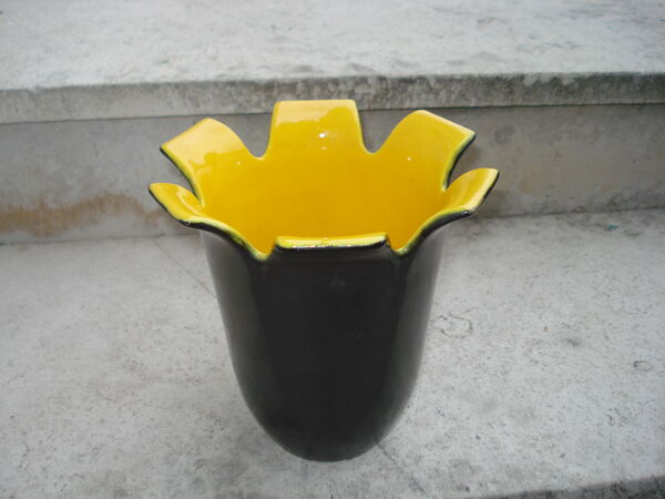 Vase ''pétales'' Saint-Clément noir et jaune  de b. létalle - 1950  vintage