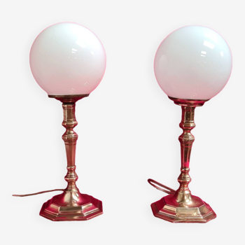 pair de lampe  chevet laiton pied exagonal sphere opaline blanche art deco