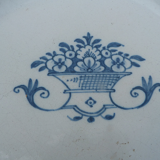 Plat XVIII éme en faience de Rouen bleu sur blanc