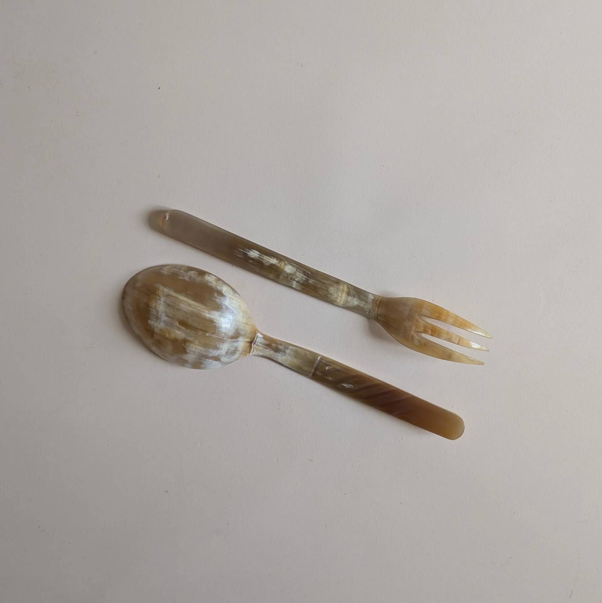 Horn serving cutlery